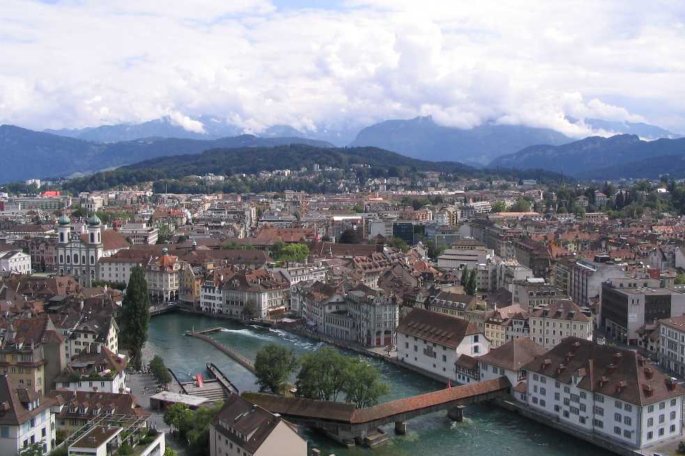 http://www.funmurphys.com/photos/blog/europe/lucerne_panorama.jpg